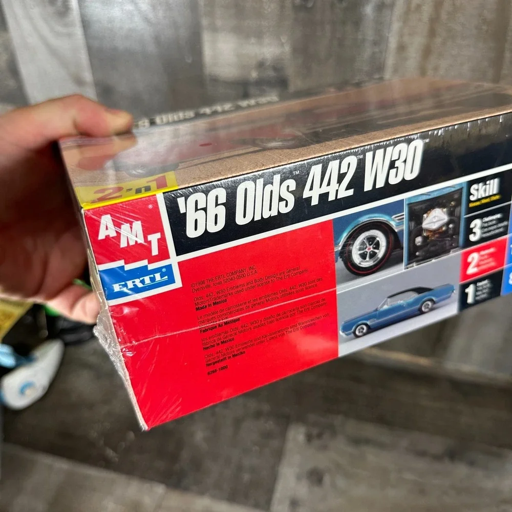 AMT Ertl 1/25 Scale '66 Olds 442 W30 Plastic Model Kit Sealed